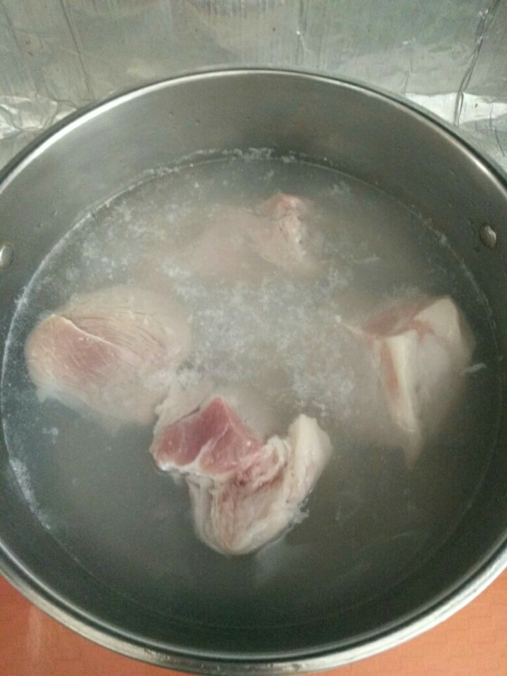 家常大白菜炖腐竹,温水，放入大块<a style='color:red;display:inline-block;' href='/shicai/ 428'>五花肉</a>（我不吃肥肉，所以为了肉汤鲜，用了稍微带点儿肥肉的肉块）。