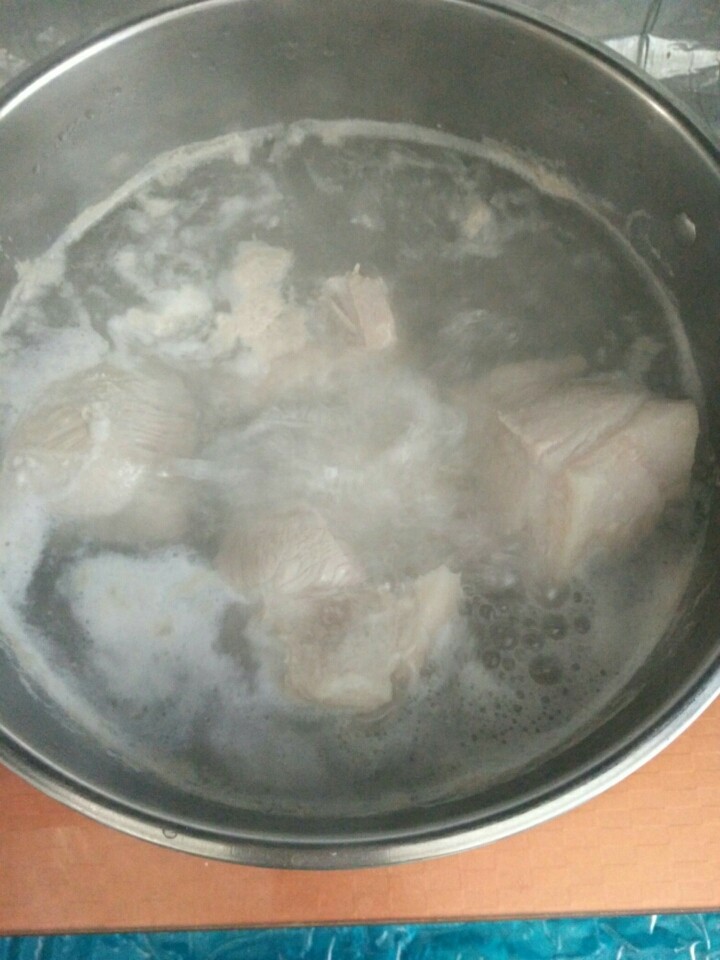 家常大白菜炖腐竹,中火，煮肉，去沫。