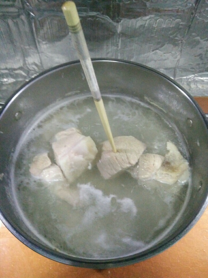 家常大白菜炖腐竹,当筷子能插入肉块且不冒出血水里，捞出来。