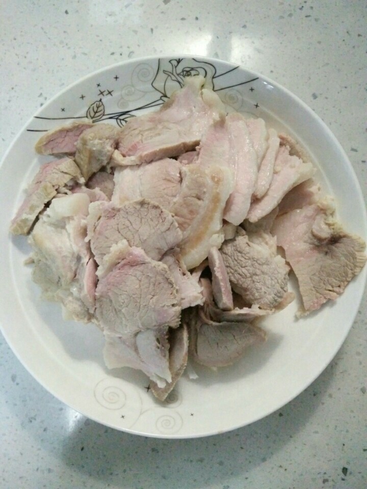 家常大白菜炖腐竹,肉块切片备用。