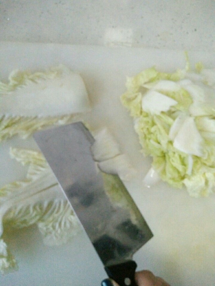 家常大白菜炖腐竹,<a style='color:red;display:inline-block;' href='/shicai/ 113'>大白菜</a>洗净，控水，改刀成片。