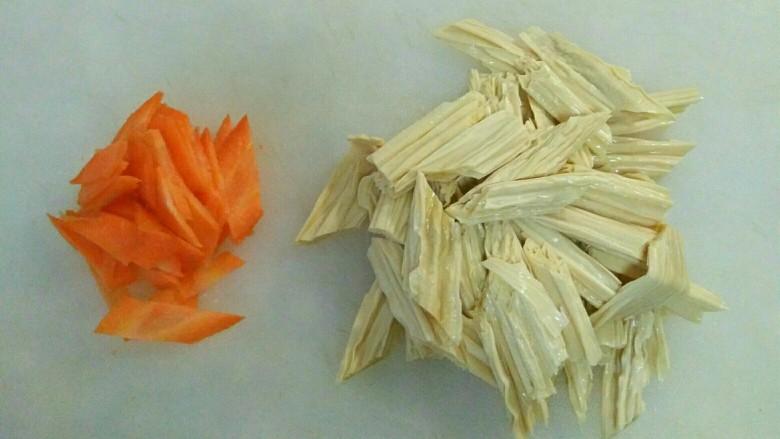 家常大白菜炖腐竹,泡发好的<a style='color:red;display:inline-block;' href='/shicai/ 468'>腐竹</a>斜切成段，<a style='color:red;display:inline-block;' href='/shicai/ 25'>胡萝卜</a>切片。