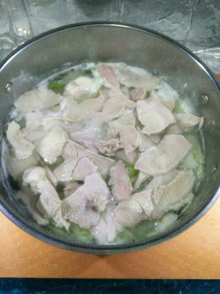 家常大白菜炖腐竹,汤沸，放入肉片。