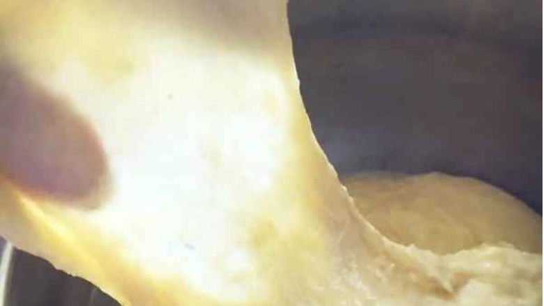 呆萌龙猫小面包,加软化黄油将面团揉至扩展阶段,可以拉出膜,常温发酵3小时左右。