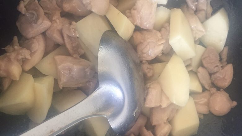 快手咖喱饭,材料准备好就可以开始了:首先将锅烧热,然后关火,放油,将鸡肉放入,这样鸡肉不会粘锅。当鸡肉变白,就将土豆放入一起翻炒。