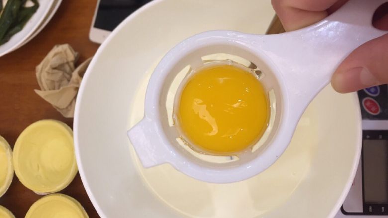 蛋挞
,取出后搅拌，使砂糖融化，待凉后加入<a style='color:red;display:inline-block;' href='/shicai/ 58851'>鸡蛋黄</a>两个