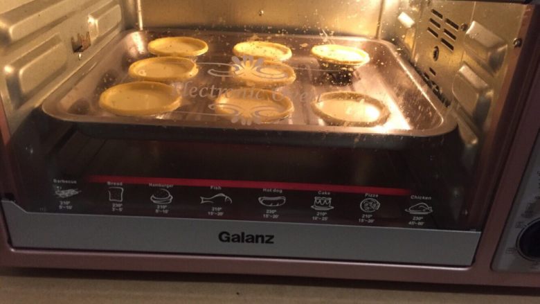 蛋挞
,放入事先预热好的烤箱中，我的这个烤箱火力非常大，我选择180度上下火烤大概18分钟