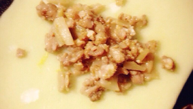 用澄面做的卷饼,两三秒的时间,把馅儿铺上,(馅儿随意:我是猪肉末炒油焖笋)事先炒熟的,猪肉末用生抽,蚝油炒熟,油焖笋是熟食店买的现成的。