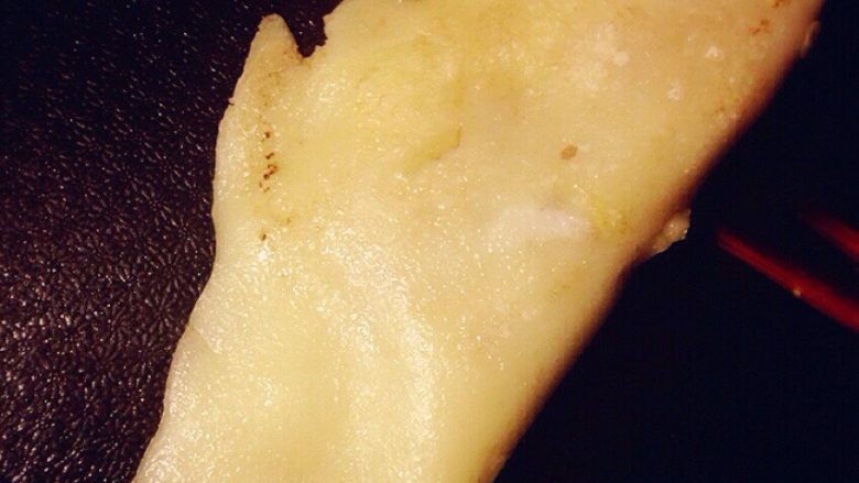 用澄面做的卷饼,趁着皮半熟,赶紧用铲子把皮抱着馅儿卷起来