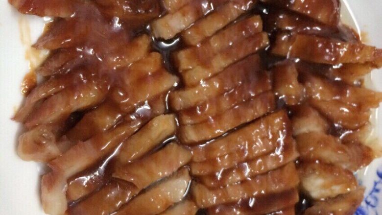 叉烧,砧板,刀洗干净,再用热开水烫一下,之后用来切肉
