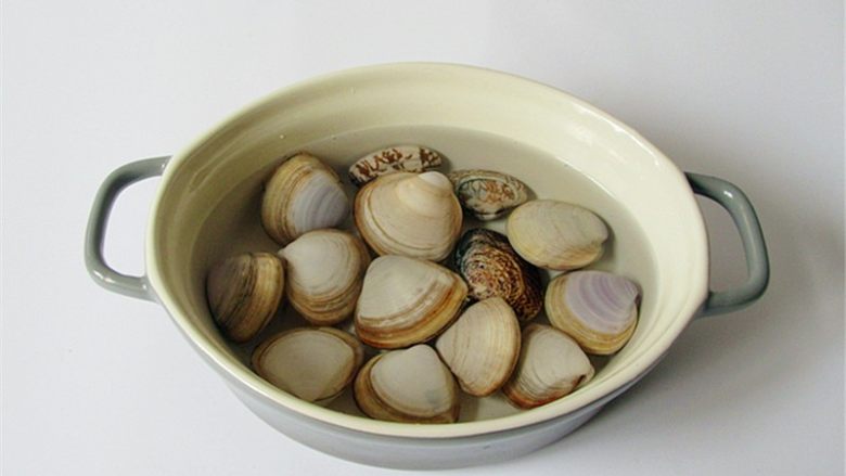 蛤蜊小葱炖蛋,将蛤蜊放在<a style='color:red;display:inline-block;' href='/shicai/ 156925'>水</a>中提前几个小时进行吐沙,我用的是白蛤,在超市已吐过沙,一点都不碜,很干净的