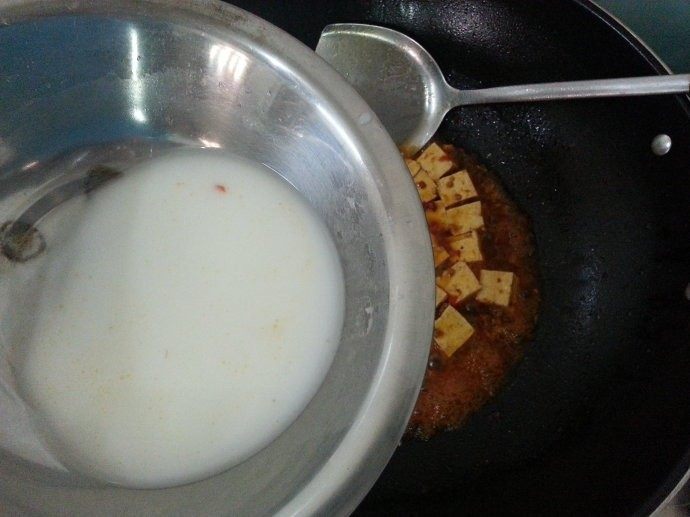 麻婆豆腐,差不多收汁前用水淀粉勾芡一下,勾芡分三次下。一次勾芡一点