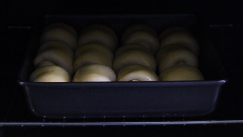 牛奶小面包,放入预热好的烤箱中层,150度15分钟。