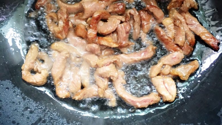 芦笋炒里脊+#春意绿#,快速翻炒几下,待肉片变色盛出盘中待用。