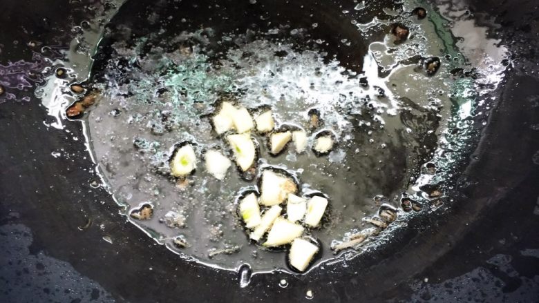 芦笋炒里脊+#春意绿#,锅内倒入少许的油,放入切碎的蒜瓣煸香。
