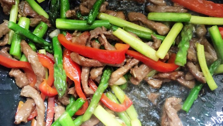 芦笋炒里脊+#春意绿#,倒入肉丝翻炒均匀,加入鸡精调味。