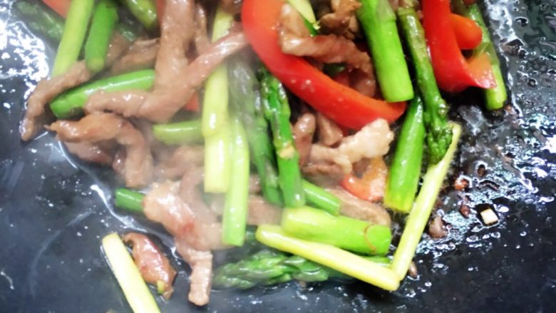 芦笋炒里脊+#春意绿#,加入一小勺料酒,翻炒片刻,尝试一下咸淡合适,即可出锅。