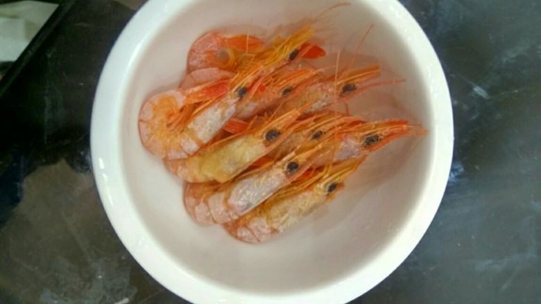 饺子,拿出虾子煮熟