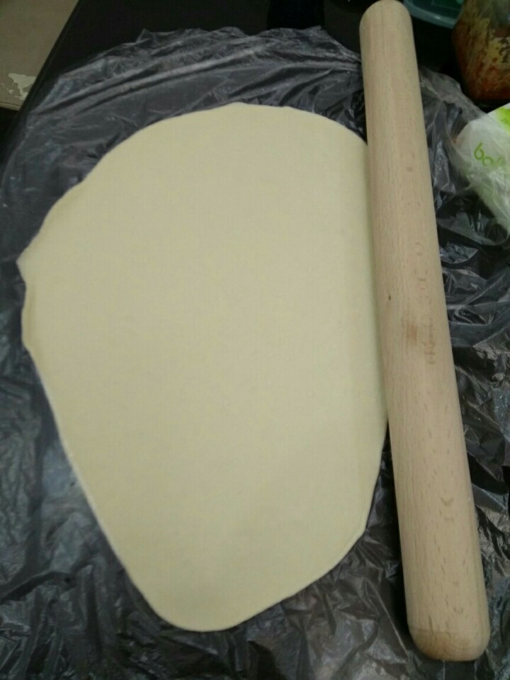 饺子,把面用擀面杖擀薄