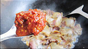 腊肉炒蕨菜,再加入<a style='color:red;display:inline-block;' href='/shicai/ 691'>辣椒酱</a>一起翻炒;