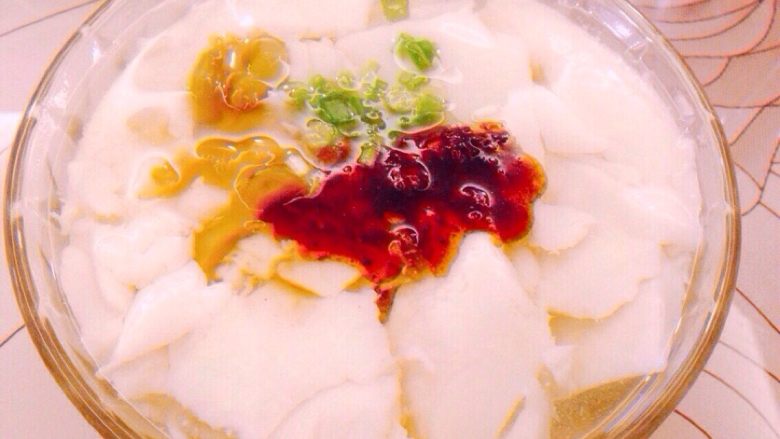 豆腐花,各地饮食习惯稍有差异,南甜北咸,也有喜欢麻,辣,酸等口味的。可依照个人喜好选择性调味即可。