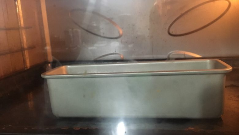 香蕉巧克力蛋糕,烤箱预热170度,约烤40分钟左右