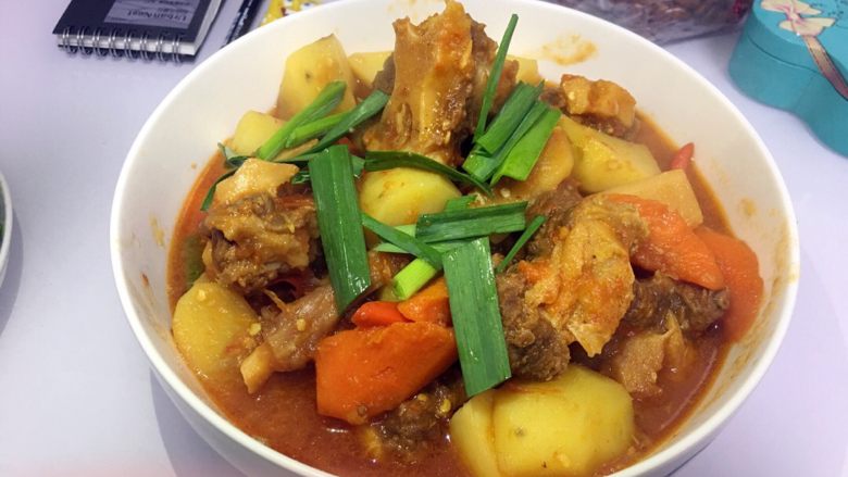 西红柿土豆炖牛尾