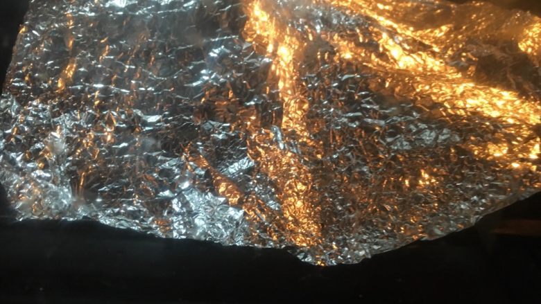 香蕉巧克力蛋糕,中途可以加盖锡纸,防止上色过深