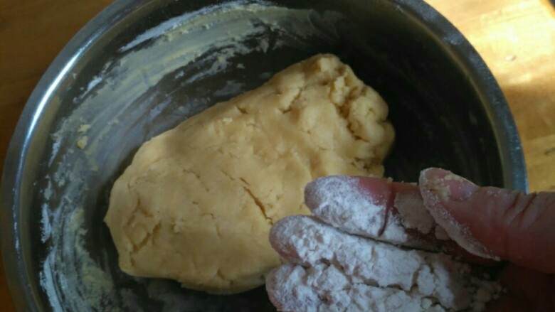 无秤咸味芝士饼干,使劲揉面,另取一小撮面粉,擦盆四周。