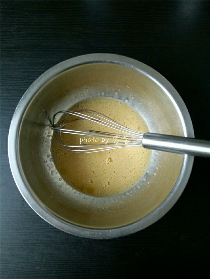 棒棒糖蛋糕,调入细砂糖继续搅拌均匀;