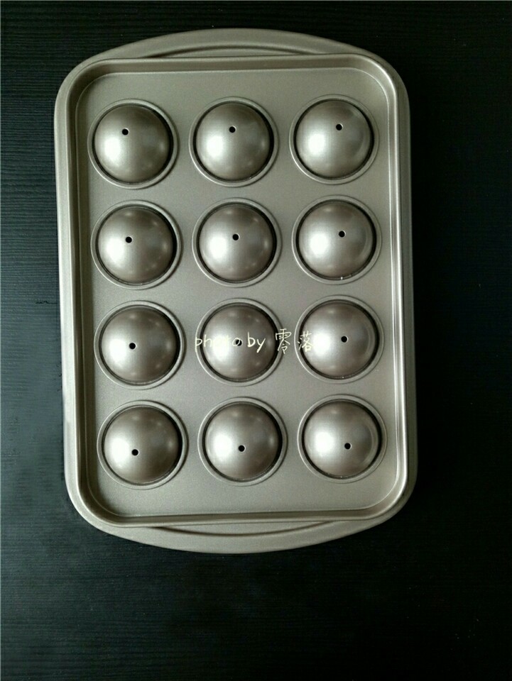 棒棒糖蛋糕,盖上另一半棒棒糖模具;