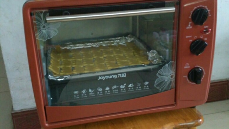无秤咸味芝士饼干,烤箱不用预热,中层上下火180度,10分钟到11分钟。