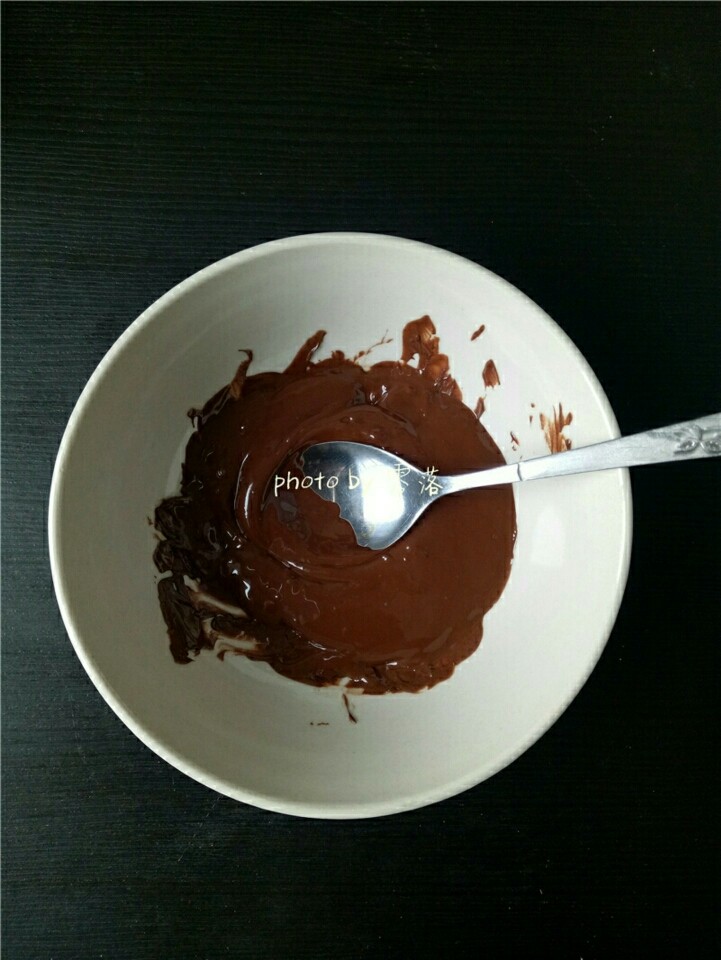 棒棒糖蛋糕,黑巧克力隔水融化;