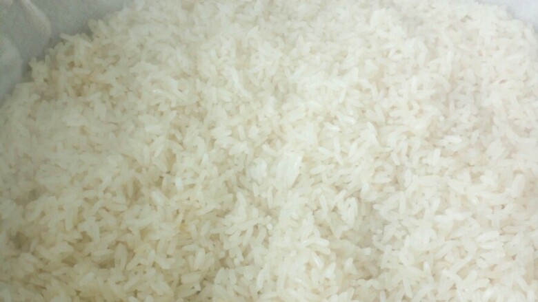 猪婆菜包,洗菜叶的同时把提前泡了三个小时的<a style='color:red;display:inline-block;' href='/shicai/ 498'>糯米</a>隔布蒸二十分钟，提前泡<a style='color:red;display:inline-block;' href='/shicai/ 498'>糯米</a>是让<a style='color:red;display:inline-block;' href='/shicai/ 498'>糯米</a>饭更快的熟透。