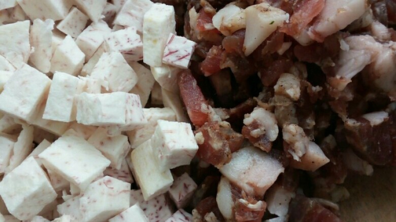 猪婆菜包,把你喜欢的配料切叮，我用的是<a style='color:red;display:inline-block;' href='/shicai/ 425'>香肠</a>、<a style='color:red;display:inline-block;' href='/shicai/ 32'>芋头</a>。可以用香菇，虾仁 ，玉米粒，瑶柱……只要你喜欢的都可以添加。