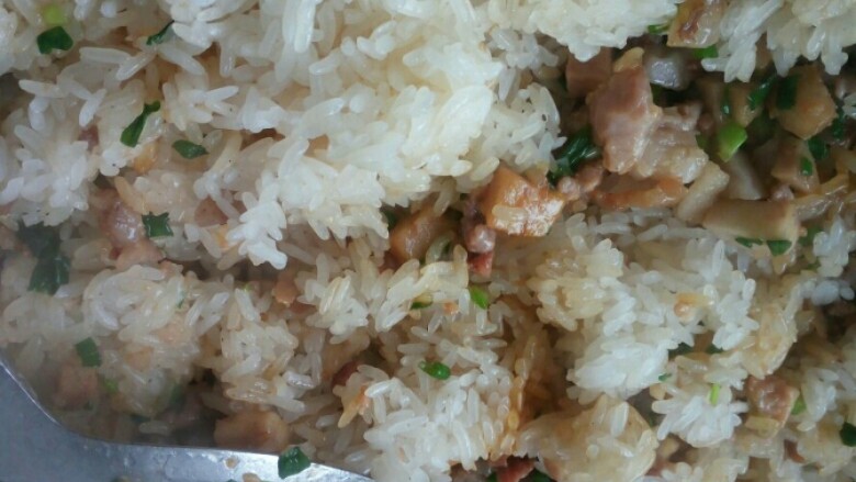 猪婆菜包,把蒸熟的糯米饭倒入和配料一起搅拌均匀,下鸡精、酱油、盐适量调味 。