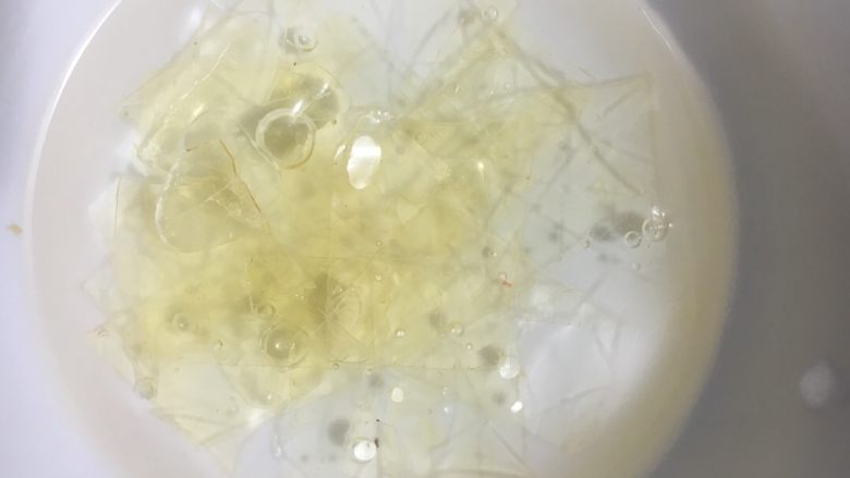 双色布丁杯,先做巧克力的,这相对放的东西要多一点,那就先搞定,吉利丁片剪成小块,浸泡冷开水至软化