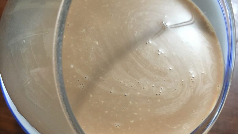 双色布丁杯,倒入巧克力液满至杯口,然后移到冰箱冷藏4小时