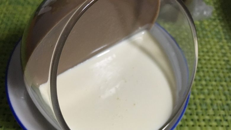 双色布丁杯,再倒入牛奶液,继续冷藏几小时
