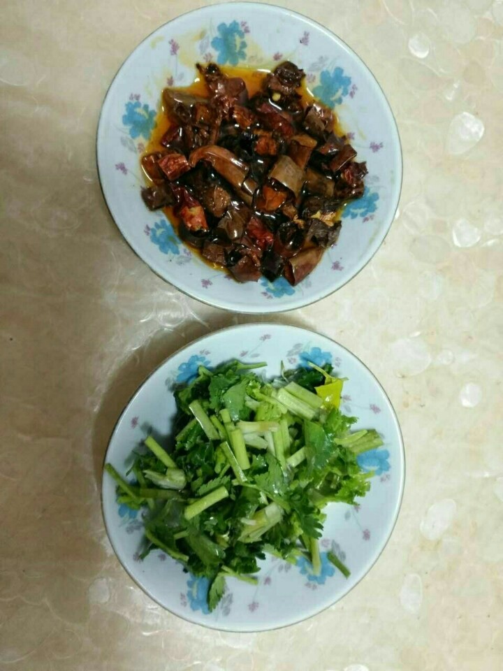 猪耳拌黄瓜,这个辣椒油是我独自创作的，大多数都是辣椒面炸的，但是最好还是不要用辣椒面炸的，因为那样味道就不一样了，过几天给主厨们分享我做的辣椒油
