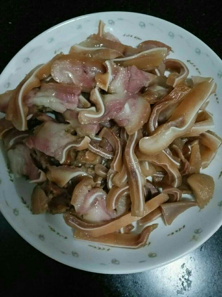 猪耳拌黄瓜,<a style='color:red;display:inline-block;' href='/shicai/ 4415'>猪耳朵</a>切丝