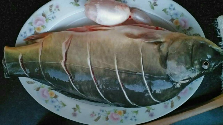 贺家炖鱼,准备好的鱼,一定要斜刀拦