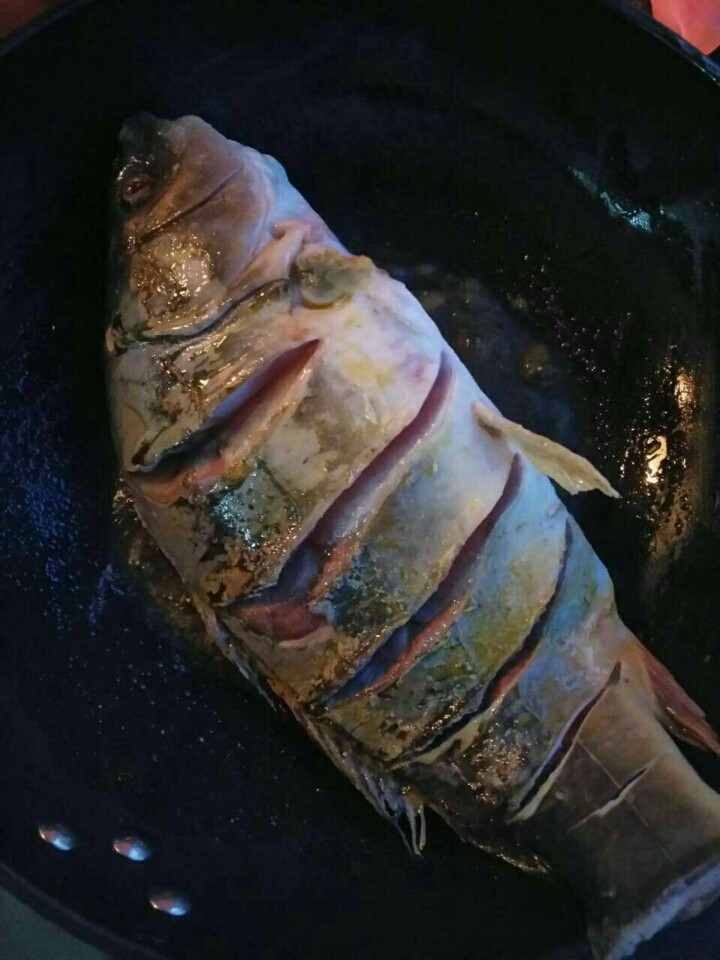 贺家炖鱼,一定要把鱼煎黄,有像炸鱼的效果