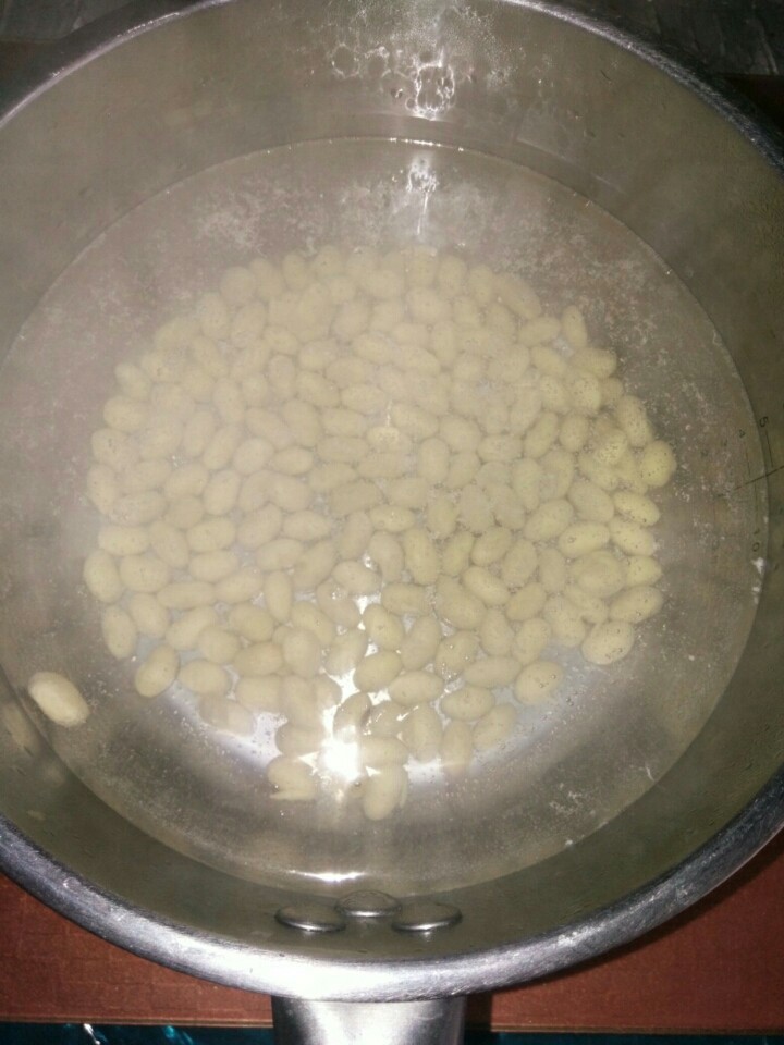 家常玉米糊,1、温水下黃豆,大火烧开,盖上锅盖煮5分钟左右,关火焐10分钟左右(这样做熟的快)。再开火煮沸、关火,反复3次,黃豆基本熟了(以品尝熟否为准)。
2、也可以用高压锅把<a style='color:red;display:inline-block;' href='/shicai/ 3603'>黄豆</a>煮熟。