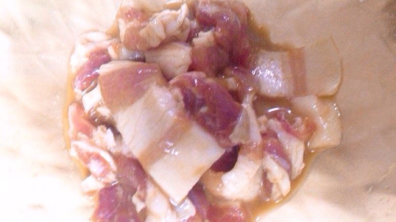 家常豆腐,用川盐1g，<a style='color:red;display:inline-block;' href='/shicai/ 718'>料酒</a>5g，<a style='color:red;display:inline-block;' href='/shicai/ 788'>生抽</a>3g，淀粉适量码拌上浆入味。