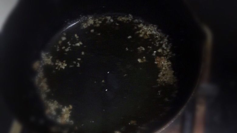 香香猪排饭,油锅刚刚最好用中火,煎到微微发黄了转小火煎反面,然后煎黄金色了就可以起锅了