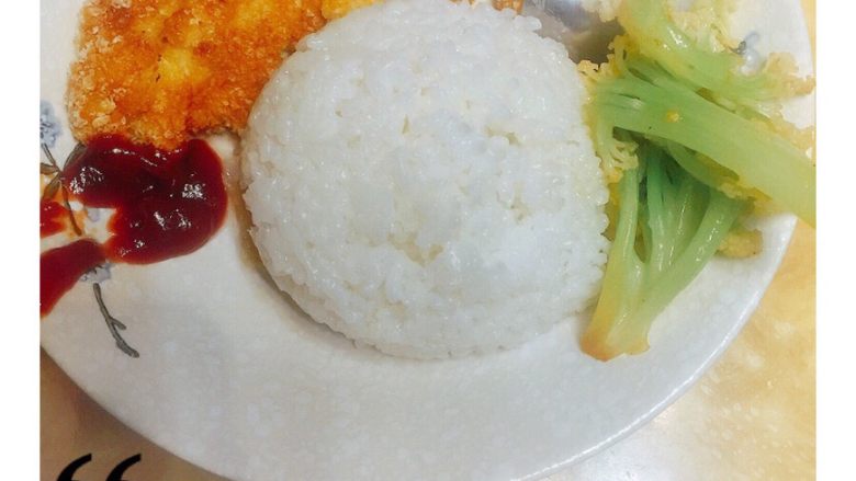 香香猪排饭,最后成品,我加了点绿色蔬菜,小朋友吃正好,可以加点番茄酱或者千岛酱,我试过,味道都还不错哟!