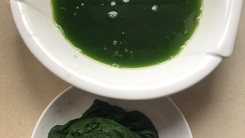 青麻糍,用料理机加适量的水,把青粉碎,然后汁水过滤。