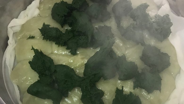 青麻糍,最后5分钟把青分成小团放在粉团上,继续蒸5分钟。