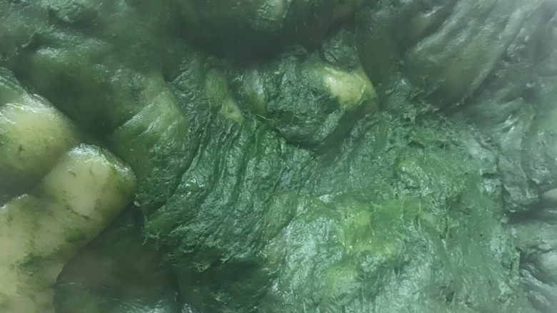 青麻糍,手沾清水,趁热揉面。